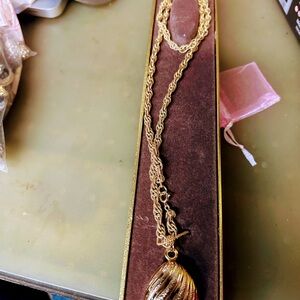 Avon Gold-Tone Leaf Pendant Necklace